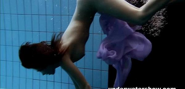  Aneta shows her gorgeous body underwater